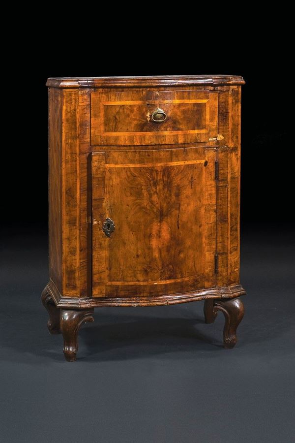 Comodino lastronato in noce e   - Auction Antiquariato - Incanto Casa d'Aste e Galleria