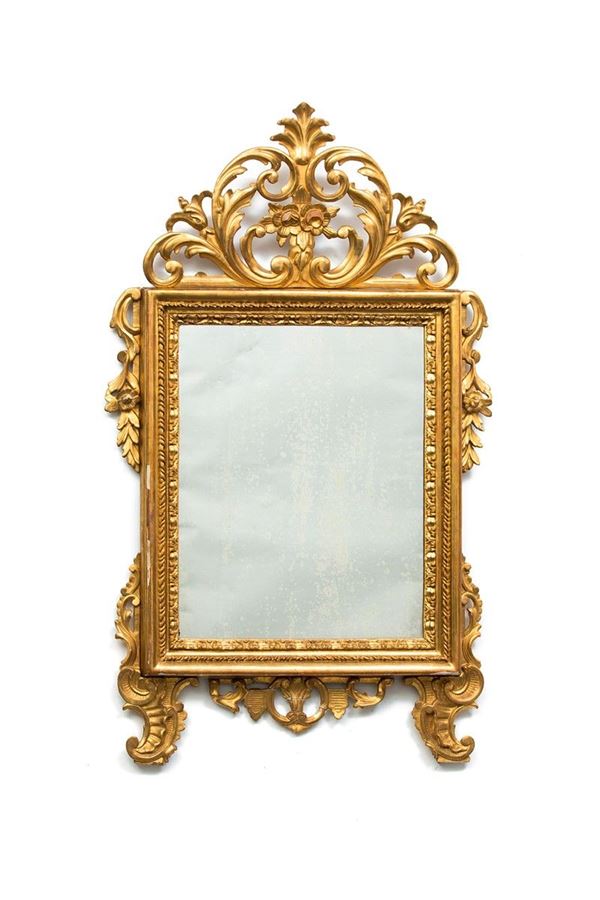 Specchiera con cornice e fregi