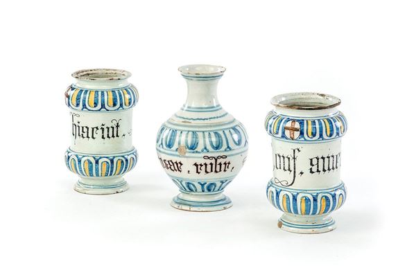 Lotto di tre vasi da farmacia   - Auction Antiquariato - Incanto Casa d'Aste e Galleria