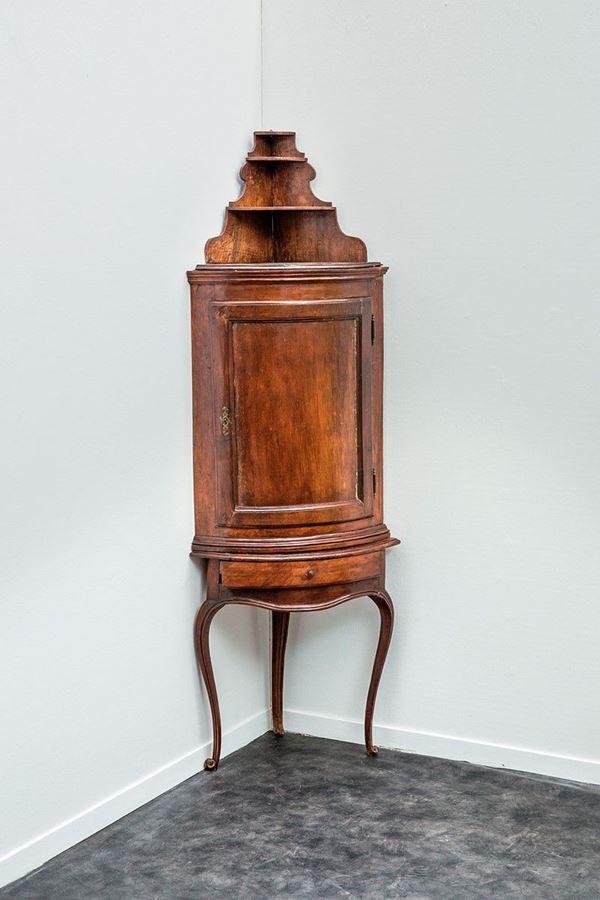 Angoliera in noce a due corpi,  - Asta Antiquariato - Incanto Casa d'Aste e Galleria