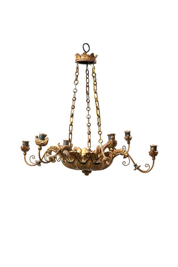 Lampadario in legno scolpito e