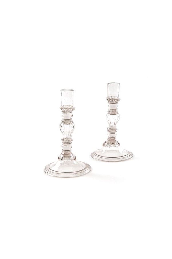 Rara coppia di candelieri in v  - Auction Antiquariato - Incanto Casa d'Aste e Galleria