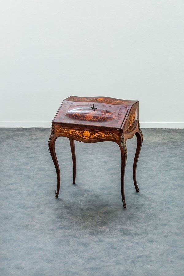 Scrivania da centro di forma m  - Asta Antiquariato - Incanto Casa d'Aste e Galleria